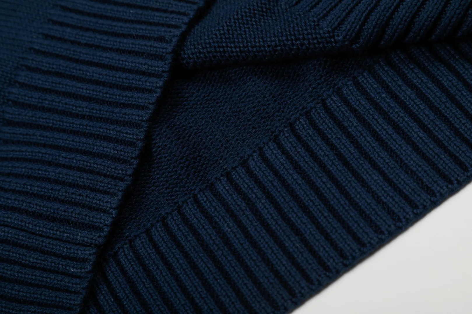 P470 Top quality" Style number: DS884# (not off the shelves all year round) [Ralph Lauren heavy industry bear golf autumn and winter couples knitted crew neck sweater] ✅Ralph Lauren Ralph Lauren classic basic bear heavy craftsman knitted sweater for men and women couples ✅Main supply platform live broadcast Wholesale entity Replacement when out of stock Not removed from shelves ✅ZP quality 1:1 version Scan the code to enter the GF website Counter quality ✅Detailed quality The only one in Guangzhou Imported quality cotton yarn Focus on high-end, cost-effective, and good quality. Needless to say, the version is restored to the original version. The maximum size can be worn up to 190 pounds. Loose, comfortable and stress-free. ✅The upper body is simple and easy to match. A must-have for men. Good-looking clothes are never picky. A must-have for couples. Recommended for wardrobe. Size: S-XL Color: Navy